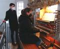 Bild: Portner
Regionalkantor Florian Schuster unterrichtet Nicola Hummer aus Eslarn im Auftrag der Diözese an der Kirchenorgel.