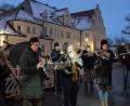 Bild: Agnes Jonas/exb
Sie machen das Beste draus: Die Stadtkapelle formiert sich im Freien, um für die Bewohner von Refugium und Marienheim ein Adventskonzert zu geben
