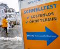 Bild: Stefan Sauer/dpa
Ein Schild verweist auf ein Corona-Testzentrum im Ostseebad auf Rügen.