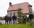 Bild: fvo
Spielberger Feuerwehrmänner stellen an der Dorfkapelle Christbaum auf