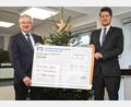 Bild: njn
Den Spendenscheck für die Vereine und Institutionen über 4250 Euro überreichte Geschäftsstellenleiter Alexander Goblirsch (rechts) stellvertretend an Bürgermeister Johannes Reger.