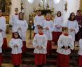 Bild: le
Über fünf neue Ministranten freuen sich die katholische Pfarrgemeinde St. Johannes der Täufer und Pfarrer Max Früchtl.