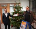 Bild: fvo
Stolz übergibt Raiffeisen-Geschäftsstellenleiter Michael Haubner (links) die Rekordsumme von 9300 Euro an Bürgermeister Josef Beimler.