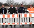 Bild: sche
Nach nur fünfmonatiger Bauzeit konnte ein fertig gestelltes Teilstück der Staatsstraße 2399 bei Freudenberg dem Verkehr übergeben werden (von links): Baudirektor Stefan Noll, Bürgermeister Alwin Märkl, Landtagsabgeordneter Harald Schwartz, Fachbereichsleiter Straßenbau Tobias Bäumler, Holger Meyer und Helmut Seebauer (Ausführende Straßenbaufirma) .