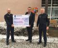 Bild: Alexander Abredat/exb
Polizeimeister Manfred Schwarz übergibt Thomas Lintl den Spendenscheck für die Polizeistiftung. Rechts Polizeioberrat Thomas Scherer.