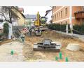 Bild: Josef Böhm
Mit der Auskofferung der Straße und der Errichtung der Erdplanierung erfolgt auch die Erneuerung der Hausanschlüsse. Im Gehsteig werden künftig zwölf Rohre und Leitungen mitgeführt.