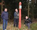 Bild: kro
Rudi Mark (links) übergab die Betreuung der „Roten Marter“ in die Hände des OWV Griesbach. Vorsitzender Günter Gradl (rechts) und Ortsheimatpfleger Ludwig Gradl (Mitte) versprachen, sich um das Flurdenkmal zu kümmern.