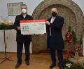 Bild: doj
Vorstandsvorsitzender Gerhard Hösl von der Vereinigten Sparkasse (rechts) übergibt an Bürgermeister Andreas Wutzlhofer (links) einen Spendenscheck in Höhe von 7500 Euro für verschiedene Bildungseinrichtungen.