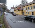 Bild: Wolfgang Steinbacher
Im weißen Haus oben die Kita „An der Allee“, rechts in gelb die BRK-Kita „Sonnenschein“. Wenn morgens Eltern ihre Kinder abliefern, parken viele auf dem Gehweg, weil es zu wenige Parkplätze gibt. Die Polizei hat deshalb teure Strafzettel verteilt.