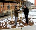 Bild: ds
An der Dorflinde in Kirchenreinbach weist ein Schild auf das 40-jährige Bestehen des Amtes für ländliche Entwicklung hin. Steffen Hauser (rechts) und Bürgermeister Roman Berr bringen es am Bockgerüst des frisch gepflanzten Baumes an.