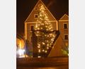 Bild: rn
Zur Abendzeit erstrahlt der Christbaum vor dem Rathaus im Lichterglanz. Für den Tagesschmuck appelliert die Stadt erneut an die Kreativität der Kinder.