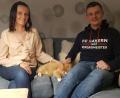 Bild: Andreas Zanner/exb
Familie Zanner genießt die Zeit mit ihrem wiedergefundenen Kater Simba auf dem Sofa.