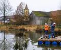 Bild: do
Mit einer schwimmenden Plattform mitten im Flussbett schafft der Bohrtrupp die Voraussetzung, bis zu sechs Meter tiefe Kernbohrungen mit einem Durchmesser von circa acht Zentimetern niederzubringen.