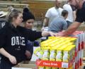 Bild: Houschka
In den Jahren ohne Pandemie waren meist über hundert Helfer im ehrenamtlichen Einsatz. Heuer fanden sich zwei Dutzend Männer und Frauen ein, um in einer Godelmann-Werkhalle Weihnachtsgeschenke für Bedürftige in Rumänien zu verpacken.