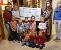 Bild: Steffi Daubenmerkl/exb
Zusammen mit der Leiterin der Kita St. Josef in Hahnbach, Karin Schlegl, freuen sich Elternbeiratsvorsitzende Ellen Bugera (von rechts) und einige Mitglieder des Elternbeirats über die Spendensumme für die Kita in Bachem