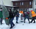 Bild: ibj
Die Hahnbacher Sänger um ihren Vorsitzenden Günter Winter (links) sorgten für einen reibungslosen Christbaumverkauf.