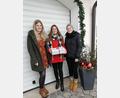 Bild: slh
Stolze 1000 Euro und 78 Geschenkpakete konnte die Organisation „Geschenke mit Herz “ in Weihern abholen. Das Bild zeigt die drei Organisatorinnen der Landjugend Sophia Haider, Marina Reis und Anna Schweiger (von links).