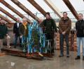 Bild: wro
Teilnehmer der Hebfeier im kleinen Kreis waren (von links) Zweiter Bürgermeister Michael Dutz, Dritter Bürgermeister André Putzlocher, Bürgermeister Toni Dutz, Georg Zeitler, Alexander Treml (beide Firma Kreuzer), Architekt Uwe Reil und Daniel Völkl als Vertreter der Marktverwaltung Wiesau.