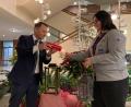 Bild: Stadt Weiden/exb
Oberbürgermeister Jens Meyer lässt dank der der Kerze von Lena Suttner vom Stamm der Markomannen, Verband Christlicher Pfadfinderinnen und Pfadfinder (VCP) auch ein Licht im Rathaus leuchten.
