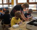 Bild: wel
Engagiert arbeiten die Grundschüler im Projekt "Technik für Kinder" an der praktischen Umsetzung der gestellten Aufgaben. Unterstützt werden sie von extra geschulten Auszubildenden der Firma Irlbacher Blickpunkt Glas, Schönsee.