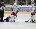 Bild: Roland Rappel
Edgars Homjakovs liegt in Deggendorf verletzt auf dem Eis, daneben stehen seine Teamkollegen Adam Schusser (rechts) und Dennis Palka. Der lettische Nationalspieler verletzte sich am vergangenen Sonntag und ist inzwischen der fünfte Stürmer, auf den die Blue Devils momentan verzichten müssen. Am Freitag treten die Weidener bei den Passau Black Hawks an, am Sonntag gastiert Spitzenreiter Starbulls Rosenheim in der Hans-Schröpf-Arena.