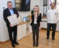 Bild: Thomas Graml
Alina Schönberger (Mitte) holte den zweiten Platz bei der Deutschen Meisterschaft der Bäckerjugend. Oberbürgermeister Michael Cerny (links) und ihr Lehrmeister Alfred Schuller gratulieren.