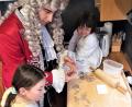 Archivbild: lg
Mal etwas anderes: Backen mit Dr. Eisenbarth. Unser Foto zeigt Andreas Fleischer als Doktor Eisenbarth und die Kinder der Familie Waldherr, die alle beim Oberviechtacher Festspiel mitwirken, wenn nicht gerade in der Weihnachtsbäckerei die Backbleche klappern.