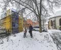 Bild: Biczysko/fph
Stewog-Projektleiterin Daniela Pöhlmann und Architekt Peter Hilgarth sind begeistert davon, was die Familie Mühlhöfer aus ihrem großen Anwesen (links im Hintergrund) in der Pfarrgasse 1 vis-à-vis der Bartholomäuskirche macht: ein echtes Vorzeige-Projekt.