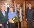 Bild: fz
Xaver und Irmgard Mark leben 60 Jahre ein bewegtes Leben und sind glücklich. Bürgermeister Karlheinz Budnik (rechts) gratuliert zur Diamantenen Hochzeit wie auch Sohn Karlheinz und Schwiegertochter Eva-Maria (hinten).