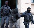 Bild: Sebastian Kahnert/dpa
Polizisten führen bei einer Razzia im Stadtteil Pieschen einen Tatverdächtigen aus einem Hauseingang. Nach Drohungen gegen Sachsens Ministerpräsidenten Kretschmer auf Telegram durchsucht die Polizei in Dresden mehrere Objekte.