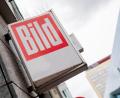 Archivbild: Christoph Soeder, dpa
Das Logo der Boulevardzeitung «Bild» ist vor dem Axel-Springer-Hochhaus an einem Kiosk zu sehen.