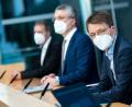 Bild: Bernd von Jutrczenka/dpa
Karl Lauterbach (SPD) (von vorne), Bundesminister für Gesundheit, Lothar H. Wieler, Präsident des Robert Koch-Instituts (RKI), und Jörg Dötsch, Direktor der Klinik für Kinder- und Jugendmedizin an der Uniklinik Köln, äußern sich in der Bundespressekonferenz zur Corona-Impfung für Kinder und zur Lage der Impfstoffversorgung.