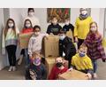 Bild: Grundschule Mitterteich/exb
Die Grundschule Mitterteich unterstützte die Kleiderteilaktion "Meins wird Deins". Im Bild einige Mädchen und Buben zusammen mit Rektorin Petra Andritzky (hinten links) und Religionslehrerin Sabine Schiml.