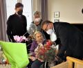 Bild: ubb
Bürgermeister Franz Stahl (rechts) gratulierte Katharina Schön (sitzend) herzlich zum 100. Geburtstag. Die Jubilarin wurde an ihrem Ehrentag zudem ganz besonders von ihrem Großneffen Thomas Tremel und ihrer Nichte Inge Tremel umsorgt.