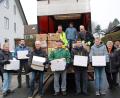 Bild: prh
548 Pakete mussten Michael und Erna Hauer (von rechts) und ihre Helfer an drei Verladestationen in Neustadt auf den LKW von Ludwig Wüst (hinten rechts) verladen. Am Zweiten Weihnachtsfeiertag transportiert er die Hilfspakete der Rumänienhilfe der Katholischen Kirchenstiftung St. Georg im Rahmen der Hilfsaktion "Weihnachtstrucker" der Johanniter nach Rumänien.