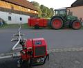 Bild: FW Hannersgrün/exb
Ein grüner Traktor und ein kleiner roter Anhänger mit der Tragkraftspritze darin, so rückt die Feuerwehr Hannersgrün derzeit aus. Das Gespann wird nicht immer als Einsatzfahrzeug einer Feuerwehr wahrgenommen, was nicht ungefährlich für die Feuerwehrleute ist.