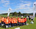 Bild: mnt
Motivierte Kinder und Trainer stimmen sich mit Musik auf die bevorstehenden Übungen ein. Das Fußballcamp erfährt im nächsten Jahre eine Neuauflage.