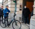 Bild: Bernd von Jutrczenka/dpa
Cem Özdemir und sein Cube-Fahrrad: Der neue Bundesminister für Ernährung und Landwirtschaft radelte auch zur Amtsübergabe im Bundesministerium für Ernährung und Landwirtschaft.