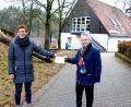 Bild: ds
Gerda Olk vom Ortsverein der Arbeiterwohlfahrt Etzelwang-Neukirchen (rechts) überreicht Kerstin Renner, der Leiterin des Kinderhauses Etzelwang, ein Kuvert mit je 100 Euro für die Kindertagesstätte und den Kindergarten.