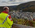 Bild: Roland Löb/exb
Ein Helfer des Arbeiter-Samariter-Bundes blickt auf die von der Flutkatastrophe zerstörte Gemeinde Dernau. Die Stadt Kemnath hilft der Kommune beim Wiederaufbau nun mit 50 000 Euro. Am Sonntag wird eine Delegation das Geld überbringen.