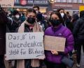 Bild: Philipp von Ditfurth/dpa
Freiburg im Breisgau: Zwei junge Frauen halten Schilder mit den Aufschriften "Das "B" in der Querdenken steht für Bildung" und "Maske auf - Nazis raus". Sie standen im Vorfeld einer Demo der sogenannten "Querdenker" auf dem Platz der Alten Synagoge im Bereich der Gegendemo.