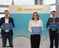 Bild: Manuel Lischka/Landratsamt Schwandorf
Sachgebietsleiter Christian Meyer, Stephanie Wischert vom LAG-Management und Landrat Thomas Ebeling (von links) präsentieren die neuen Hausnamen-Schilder.