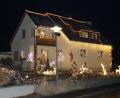 Bild: wel
Vom Garten bis zum First des Hauses blinkt es weihnachtlich.