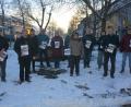 Bild: jr
Beim Brunnen am Oberen Marktplatz präsentierten Mitglieder des SPD-Ortsvereins Mitterteich um Vorsitzenden Johann Brandl den 27. Jahreskalender. Federführend gestaltet hat ihn wieder Walter Wenisch (links) mit seiner Tochter Susanne Stumpf. Als Vertreter des Mitterteicher Malkreises war Hans-Günther Pietschmann (Zweiter von rechts) dabei.