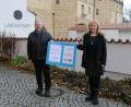 Bild: Christine Hollederer/exb
Geschenk kurz vor dem Fest: Bürgermeisterin Brigitte Bachmann durfte sich über einen Förderbescheid freuen, den ihr Landrat Richard Reisinger als Vorsitzender der LAG Regionalentwicklung Amberg-Sulzbach überreichte.