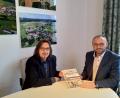 Bild: fjo
Ortsheimatpfleger Andreas Ringholz (links) übergibt eines der ersten Exemplare des neuesten Waidhauser Druckwerks an Bürgermeister Markus Bauriedl.