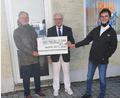 Bild: Tafel Nabburg/exb 
Dr. Reinhold Benz, Dt. Stephan Gilliar, Albert Bruckner (von links) bei der Spendenübergabe.