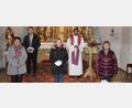 Bild: soj
Marita Kuchenreuther, Bürgermeister Wolfgang Söllner, Nadine Prechtl, Pfarrer Pater Anish George und Christa Schiener (von links) bei der Spendenübergabe.