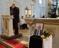 Bild: hm
Bürgermeister Richard Tischler (am Ambo) erinnerte in seinem Nachruf an das vielfältige Engagement von Laurenz Beer. Der ehemalige Chef der Sparkasse und Träger des Ehrentellers war am 9. Dezember im Alter von 90 Jahren verstorben.