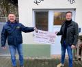 Bild: Maximilian Weigl/exb 
Volker Olbrich, Kassenwart des Tierheims Schwandorf (links) nimmt den symbolischen Scheck von Maximilian Weigl (WMW Wohnbau GmbH) entgegen.